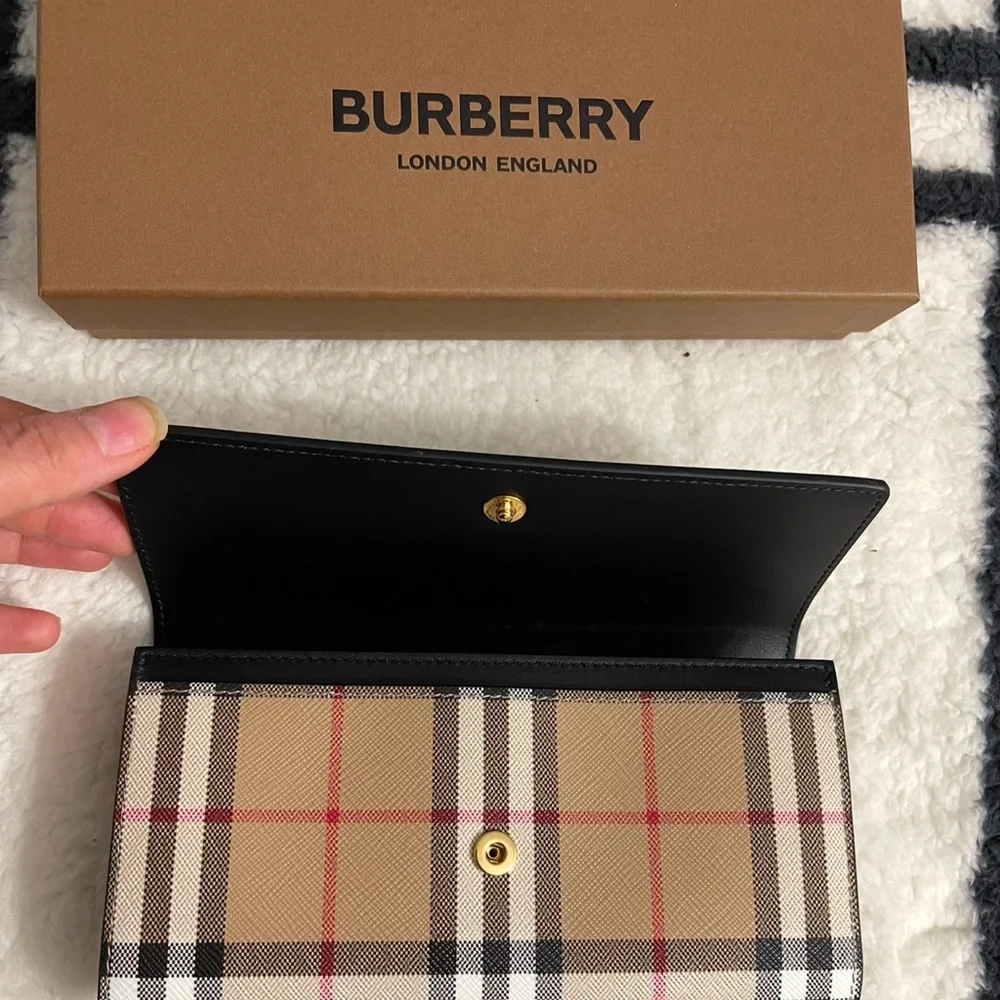 Brand New in box Beautiful BURBERRY Ladies Wallet !!! - Picture 3 of 11